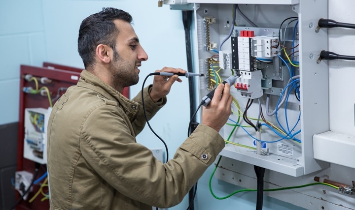 How To Become An Electrician